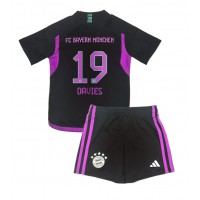 Camiseta Bayern Munich Alphonso Davies #19 Visitante Equipación para niños 2023-24 manga corta (+ pantalones cortos)